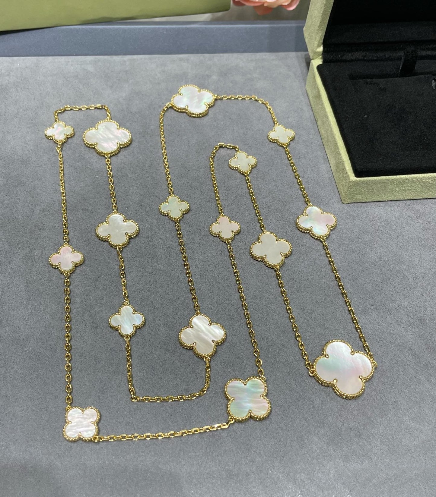 [Vellora-Opalyn]CLOVER 16 MOTIF WHITE MOP GOLD NECKLACE