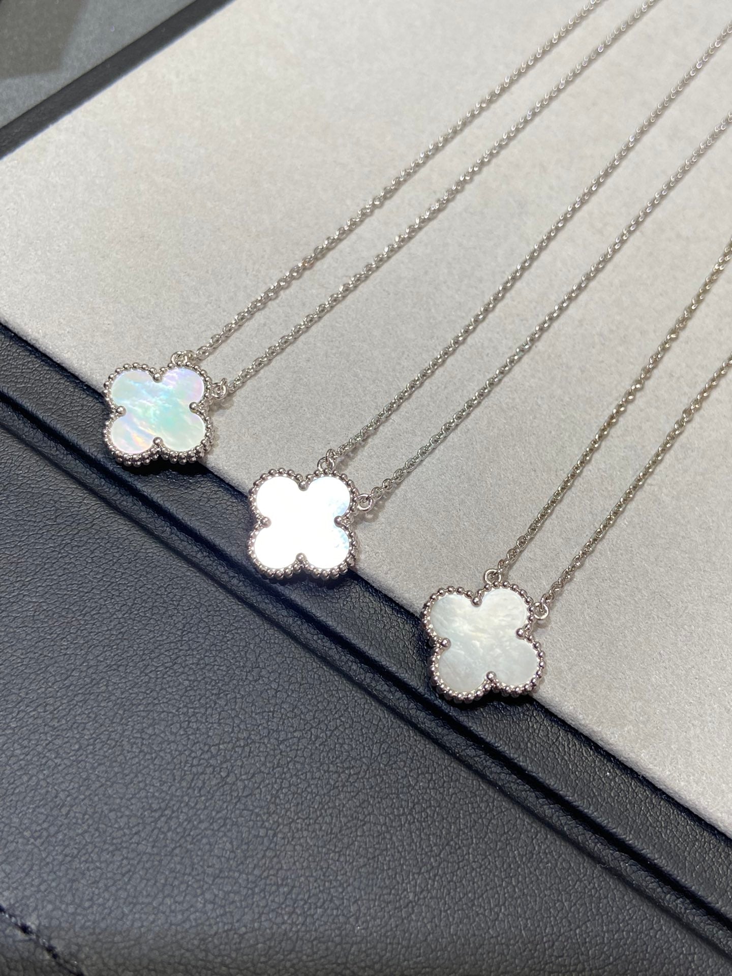 [Vellora-Opalyn]CLOVER MEDIUM SILVER WHITE MOP NECKLACE