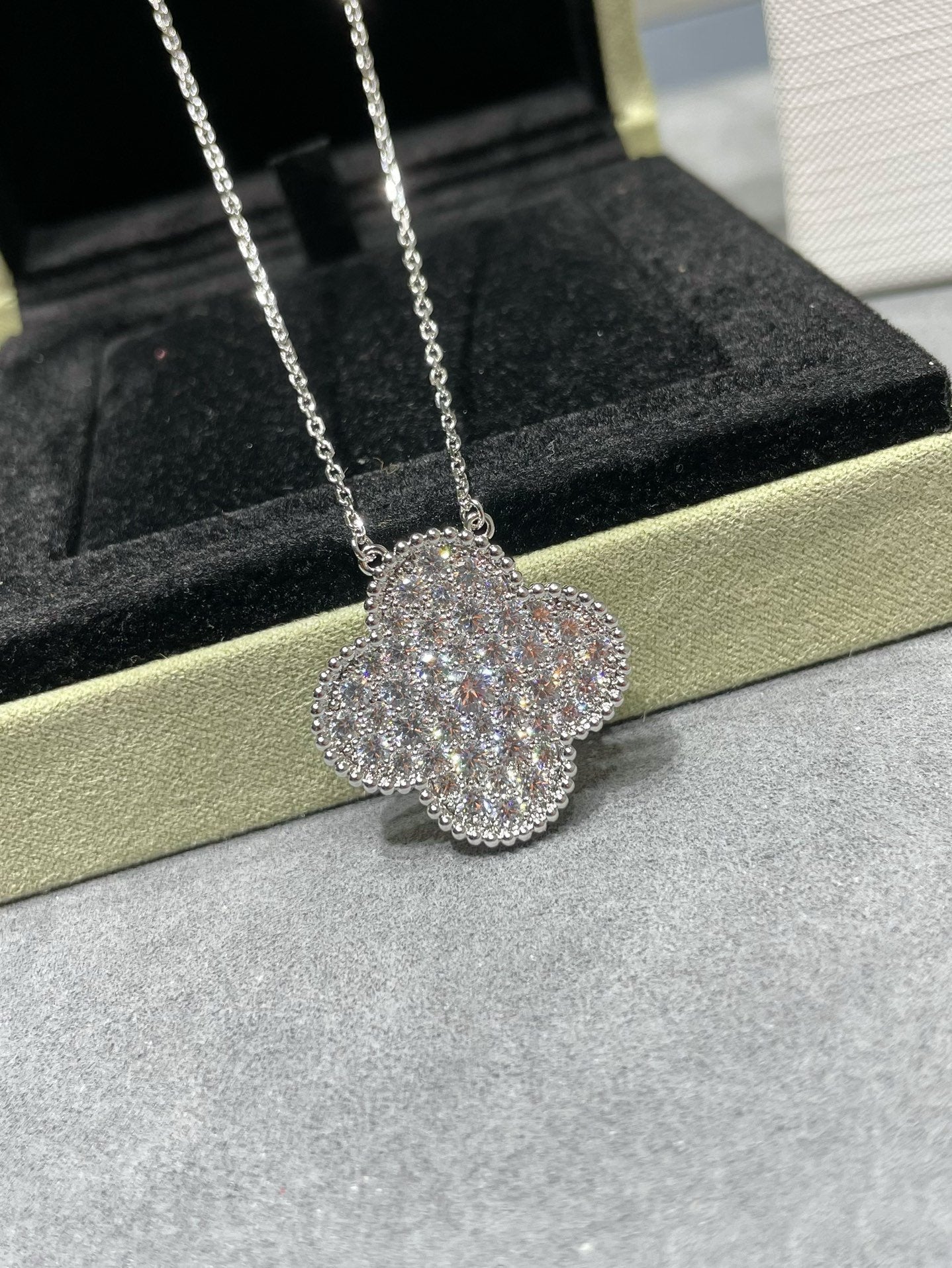 [Vellora-Opalyn]CLOVER 25MM LARGE PENDANT DIAMOND PAVED SILVER NECKLACE