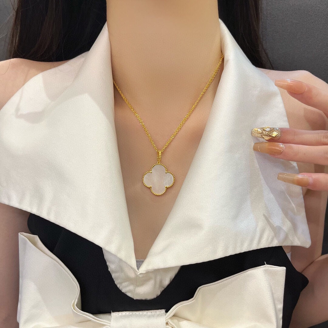 [Vellora-Opalyn]CLOVER 25MM MOP LARGE PENDANT NECKLACE