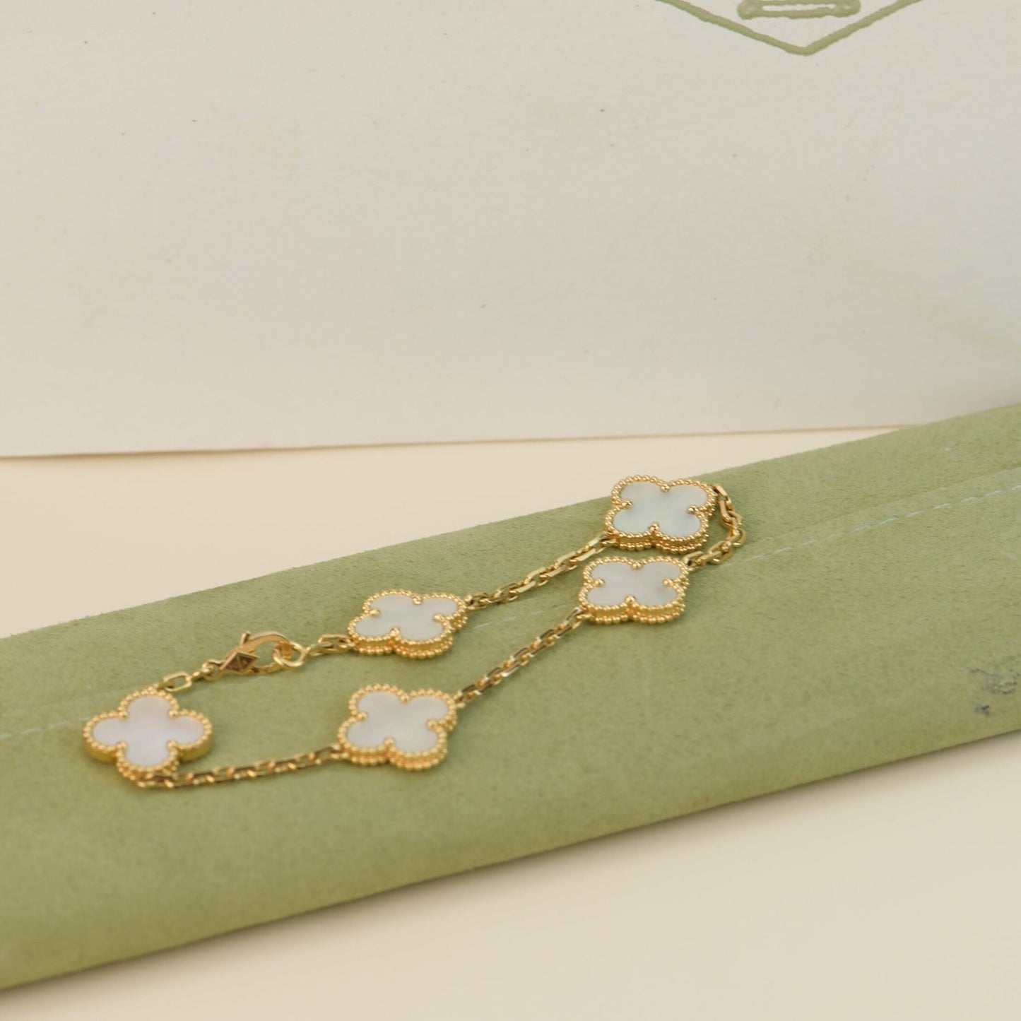 [Vellora-Opalyn]CLOVER  5 MOTIF WHITE MOP BRACELET