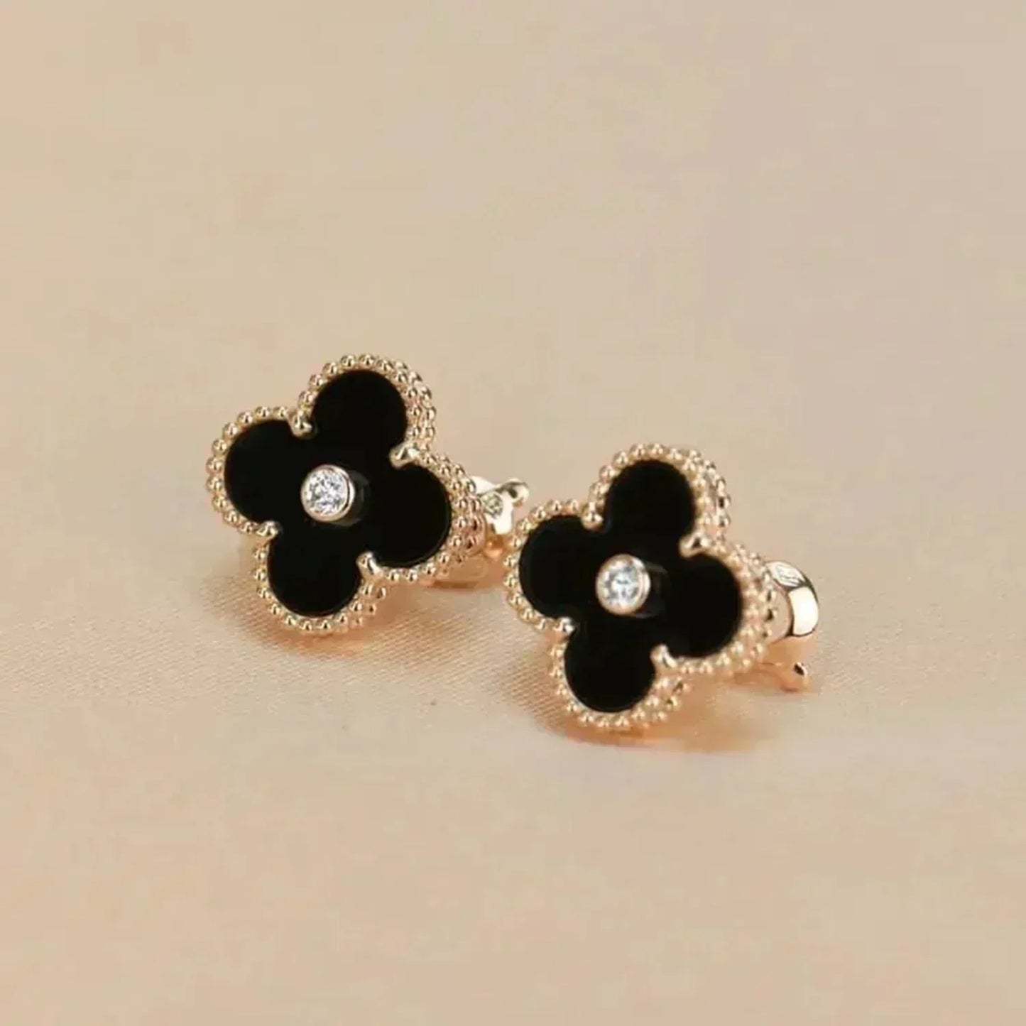 [Vellora-Opalyn]CLOVER MEDIUM 1 MOTIFS ONYX DIAMOND EARRINGS