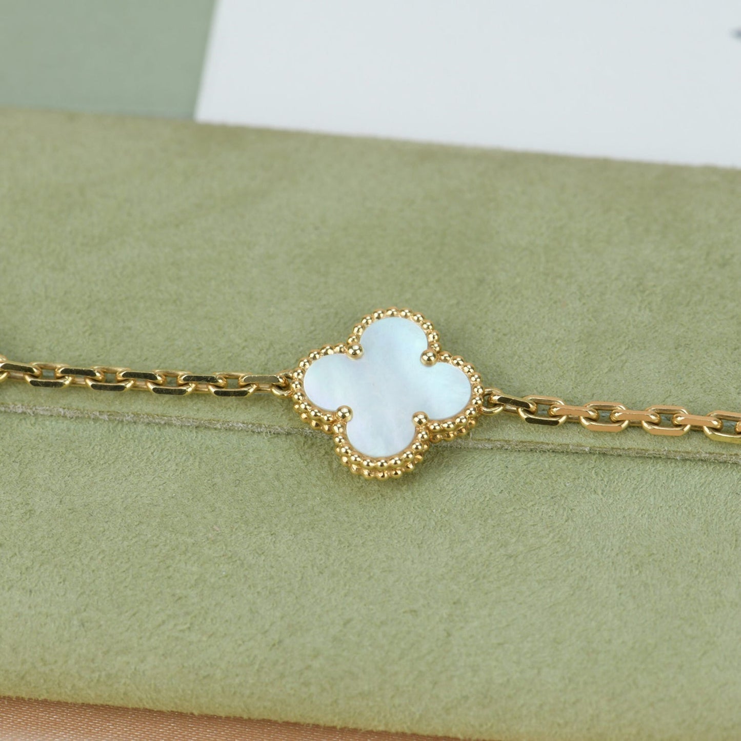 [Vellora-Opalyn]CLOVER  5 MOTIF WHITE MOP BRACELET