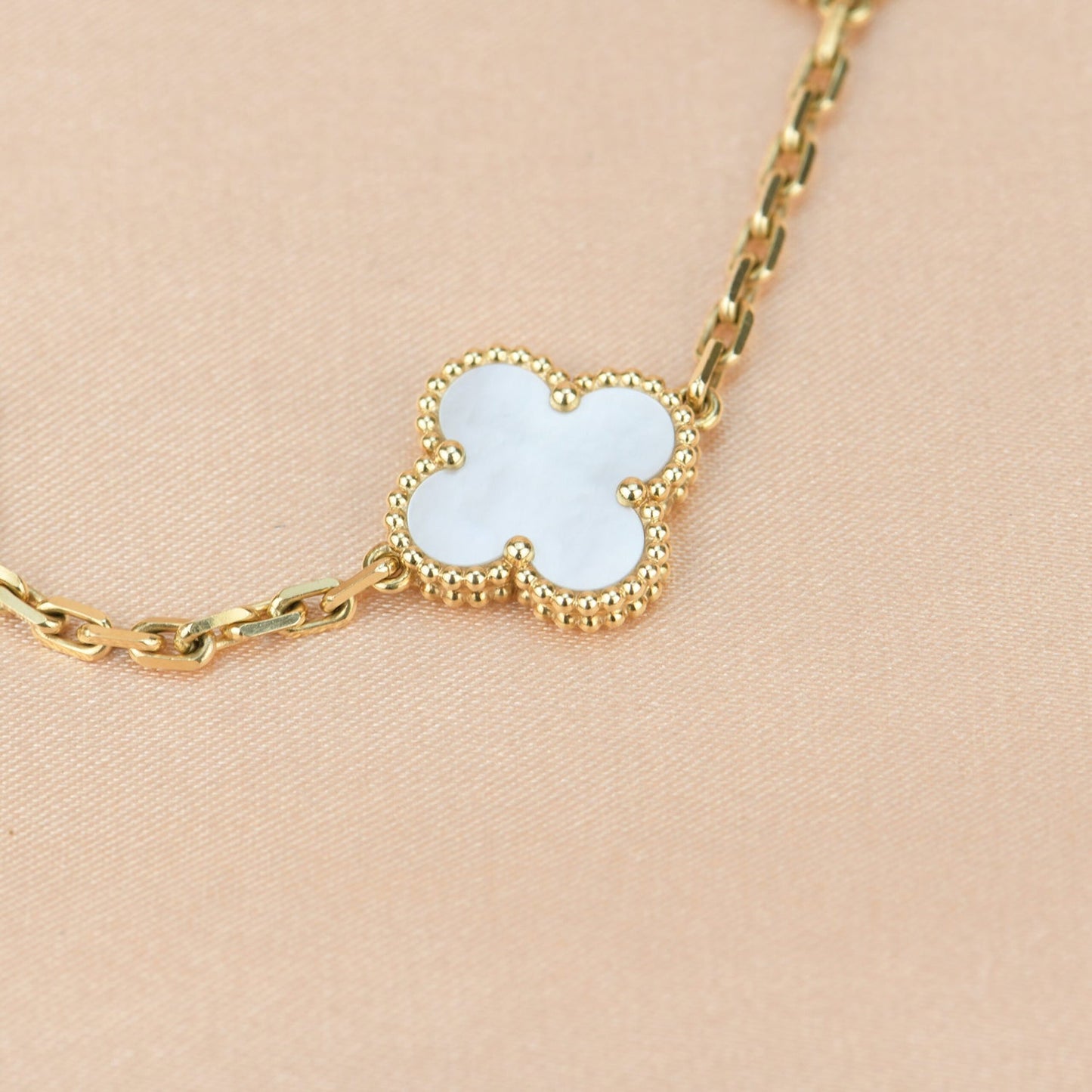 [Vellora-Opalyn]CLOVER  5 MOTIF WHITE MOP BRACELET