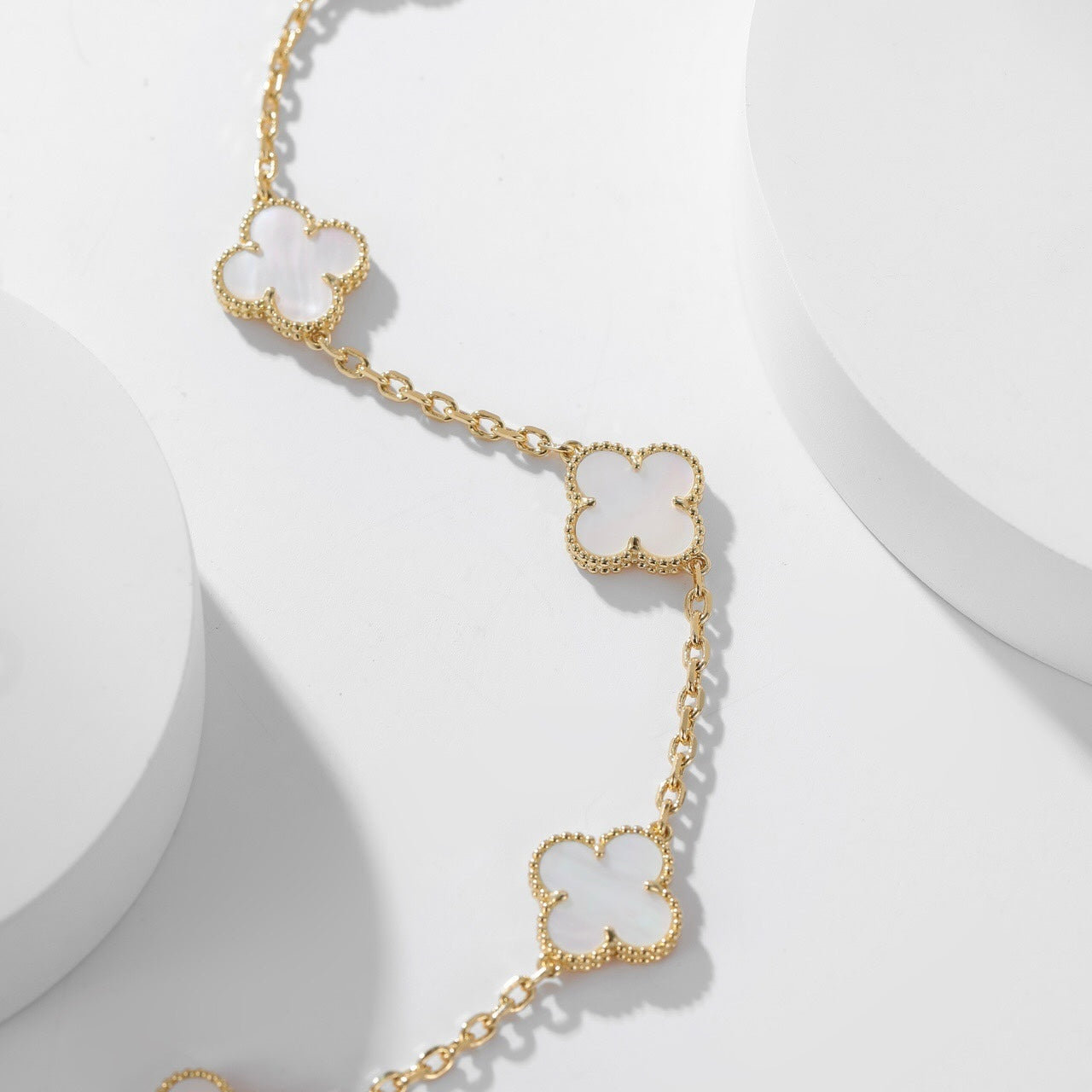 [Vellora-Opalyn]CLOVERS THE 10-MOTIFS WHITE MOTHER OF PEARL NECKLACE