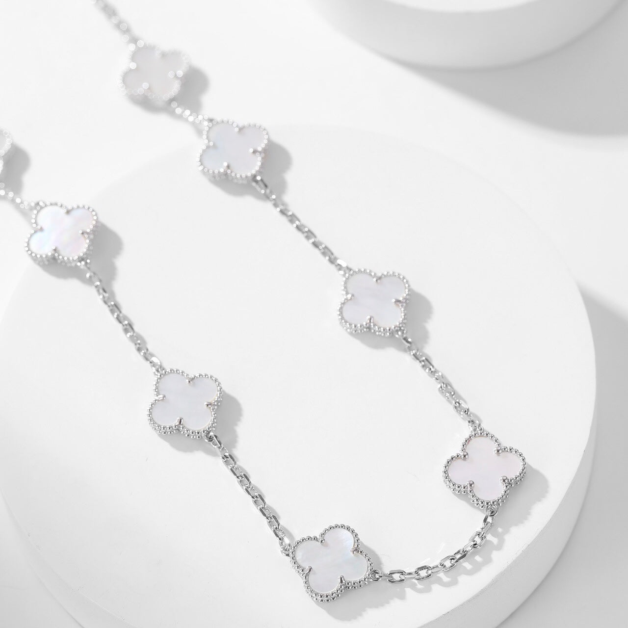 [Vellora-Opalyn]CLOVERS THE 10-MOTIFS WHITE MOTHER OF PEARL NECKLACE
