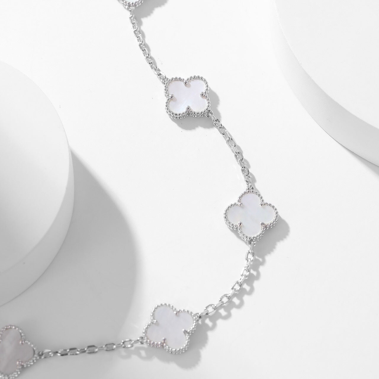 [Vellora-Opalyn]CLOVERS THE 10-MOTIFS WHITE MOTHER OF PEARL NECKLACE
