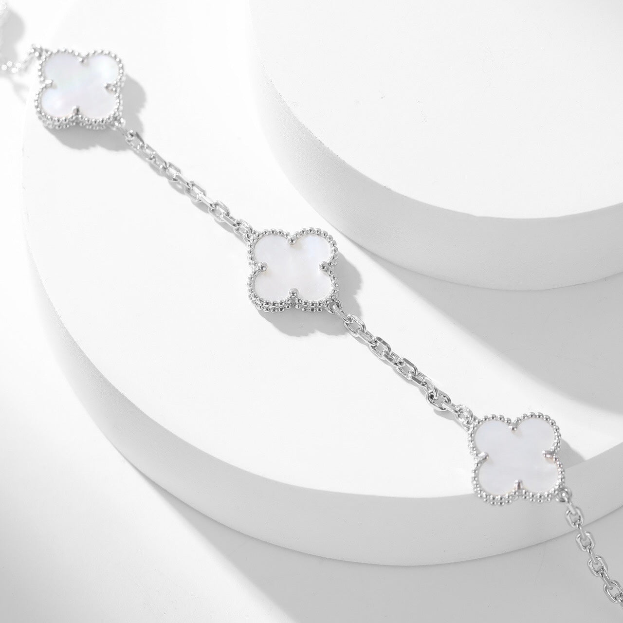 [Vellora-Opalyn]CLOVERS THE 10-MOTIFS WHITE MOTHER OF PEARL NECKLACE
