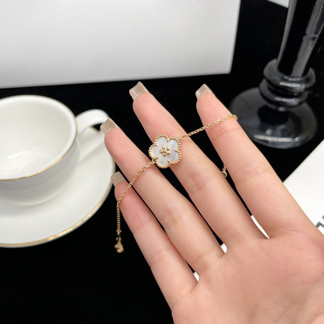 [Vellora-Opalyn]LUCKY  WHITE MOP  PLUM BLOSSOM NECKLACE