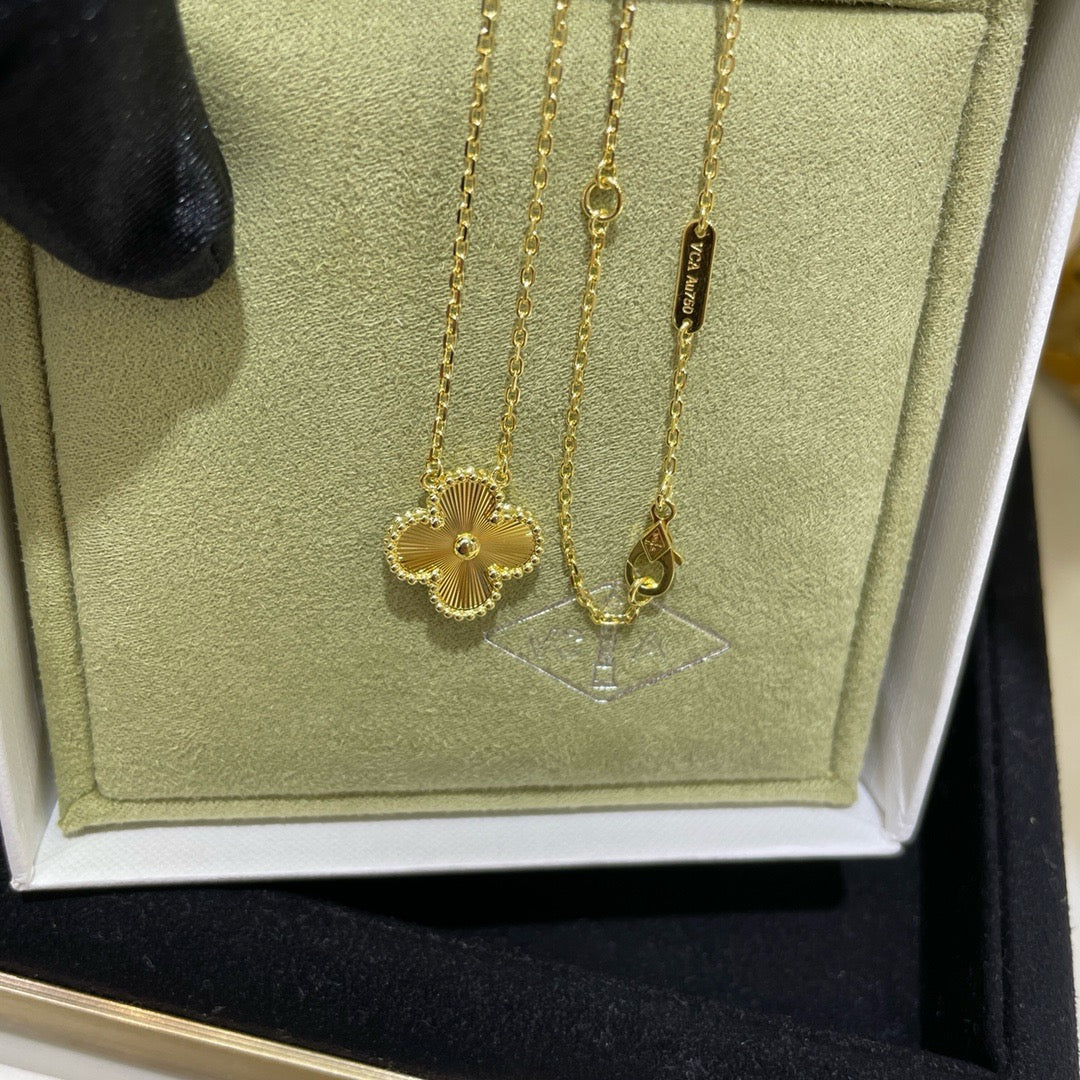 [Vellora-Opalyn]CLOVER 15MM LASER NECKLACE