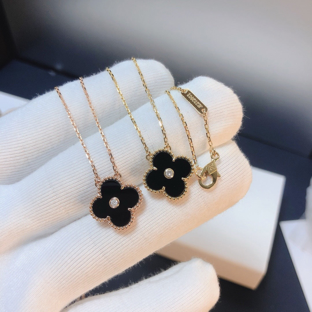 [Vellora Opalyn] CLOVER 15MM DIAMOND ONYX NECKLACE