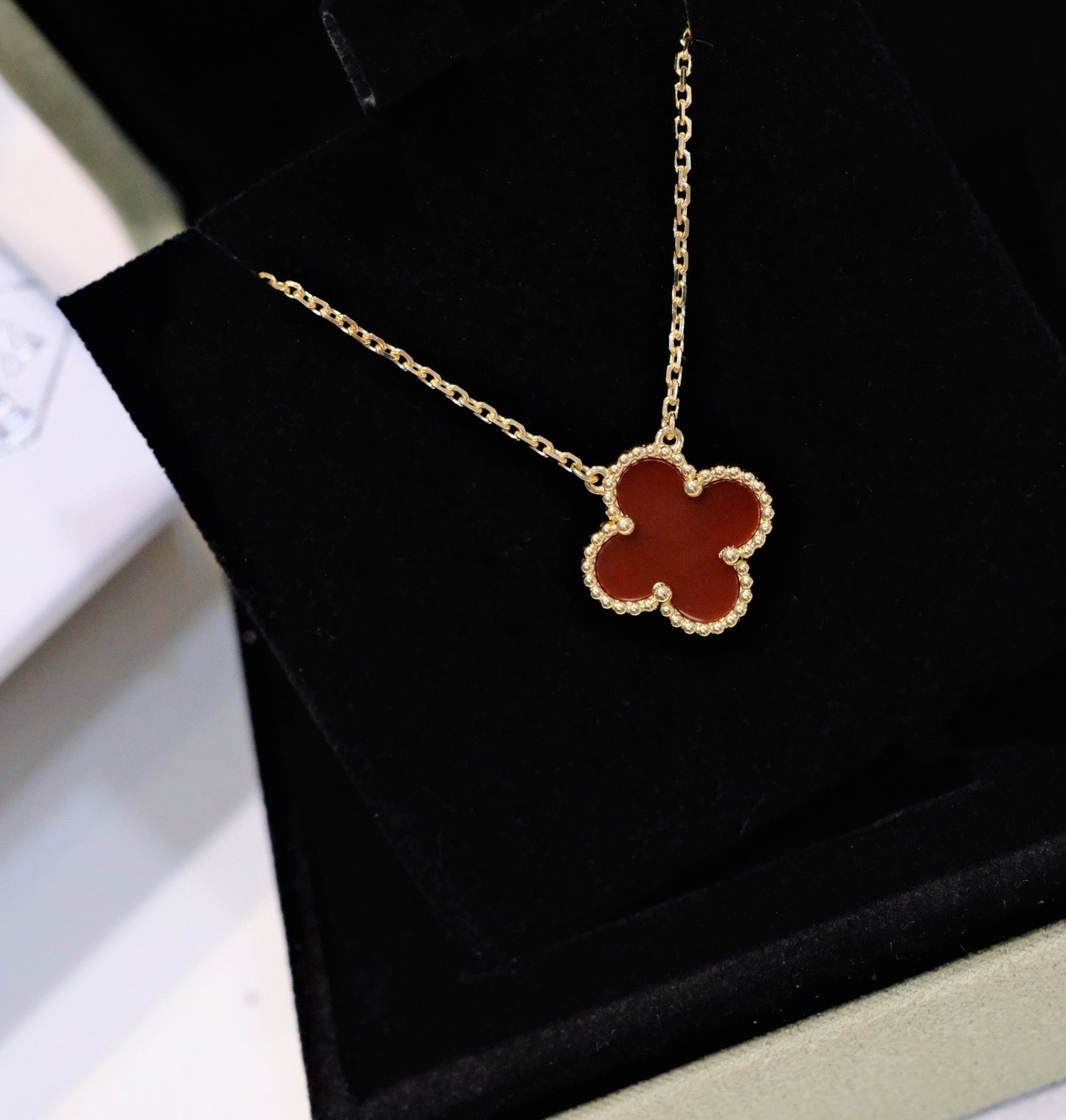 [Vellora-Opalyn]CLOVER 15MM CARNELIAN SINGLE FLOWER NECKLACE