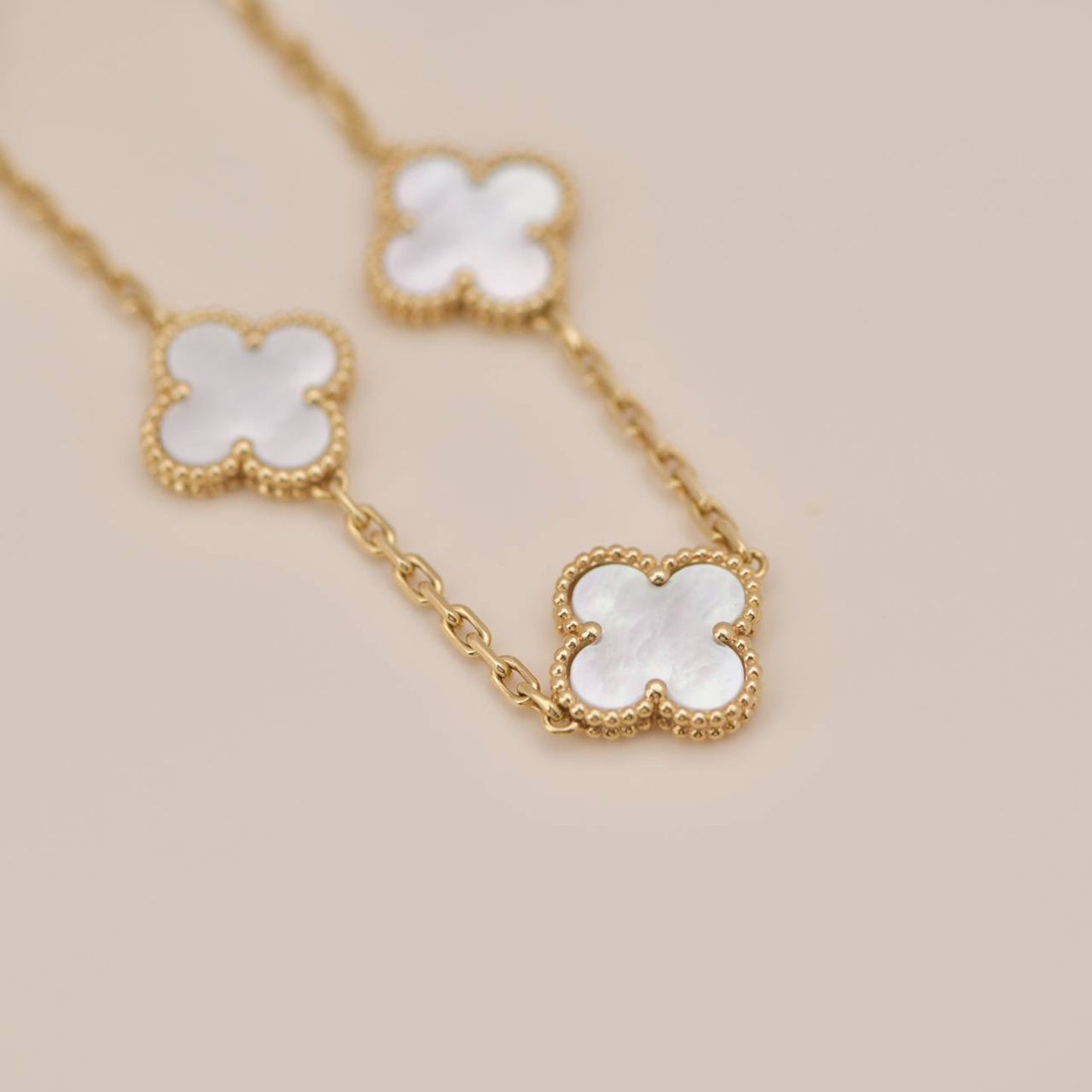 [Vellora-Opalyn]CLOVER  5 MOTIF WHITE MOP BRACELET