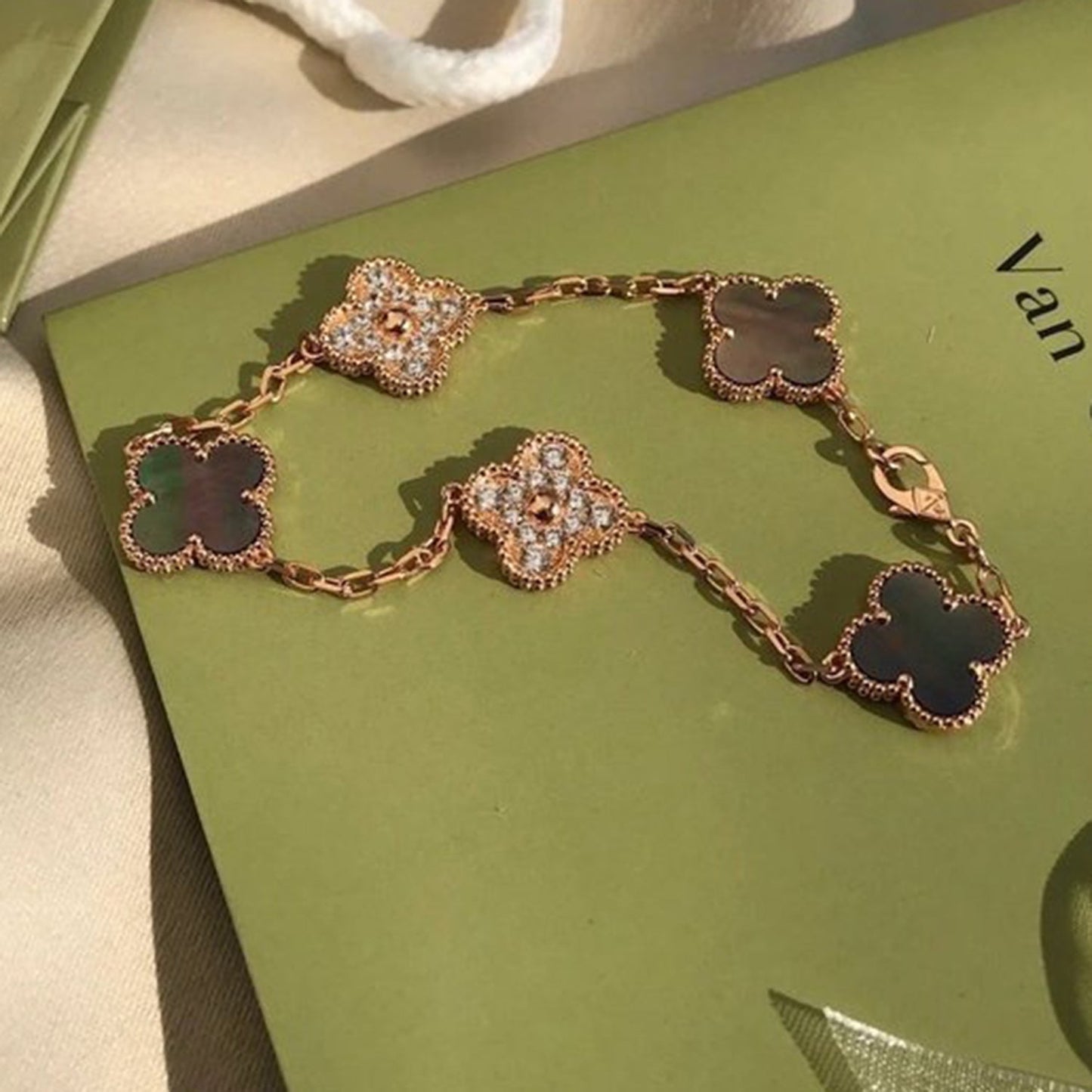 [Vellora-Opalyn]CLOVER 5 MOTIF GRAY MOP DIAMOND BRACELET