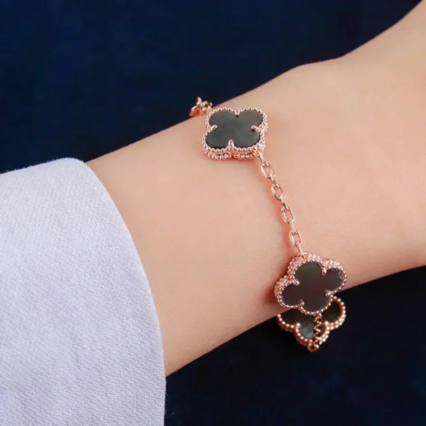 [Vellora-Opalyn]CLOVER 5 MOTIF GRAY MOP  BRACELET