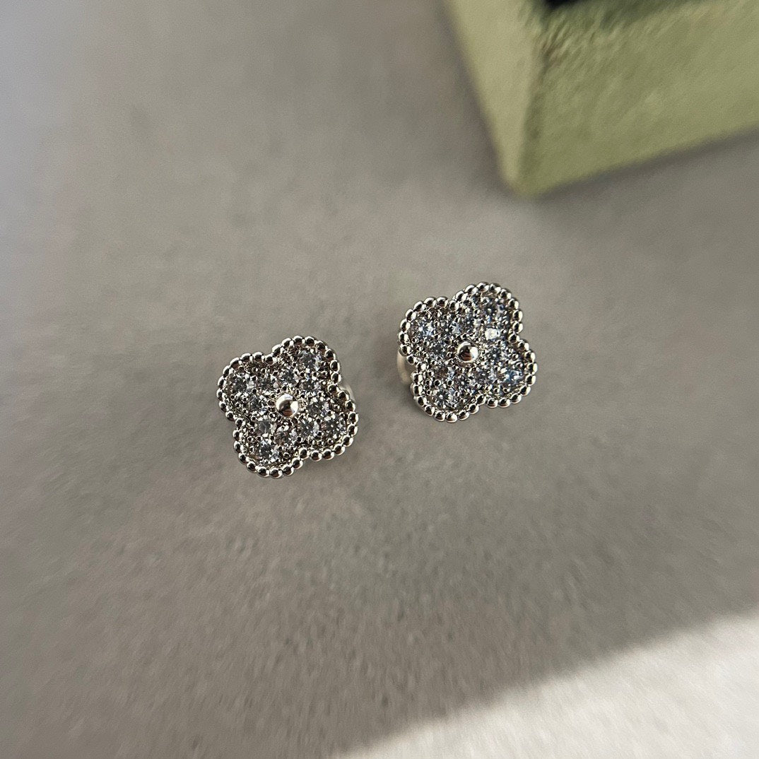 [Vellora-Opalyn]CLOVER MINI DIAMOND STUD EARRINGS